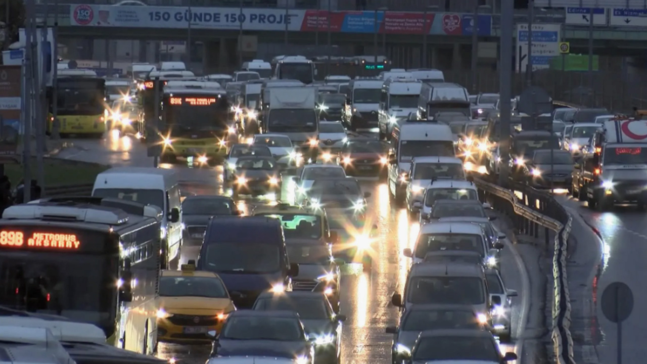 İstanbul’da etkili olan yağış ulaşımı olumsuz etkiledi
